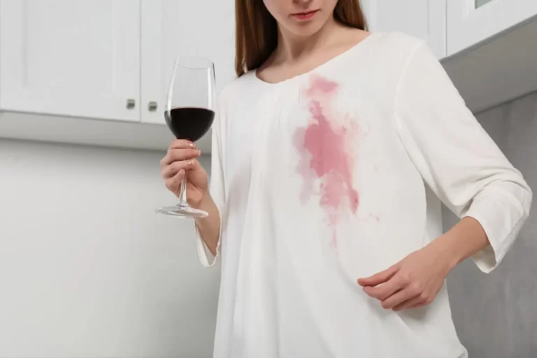 como tirar mancha de vinho antiga